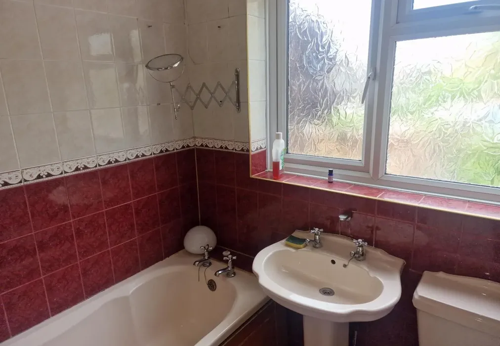Bathroom - Laureate Close, Margate, Kent - Wards of Kent