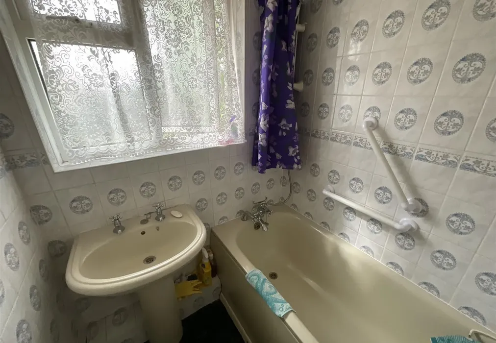 Bathroom - Dunsfold Way, New Addington, Croydon, Surrey - Wards of Kent