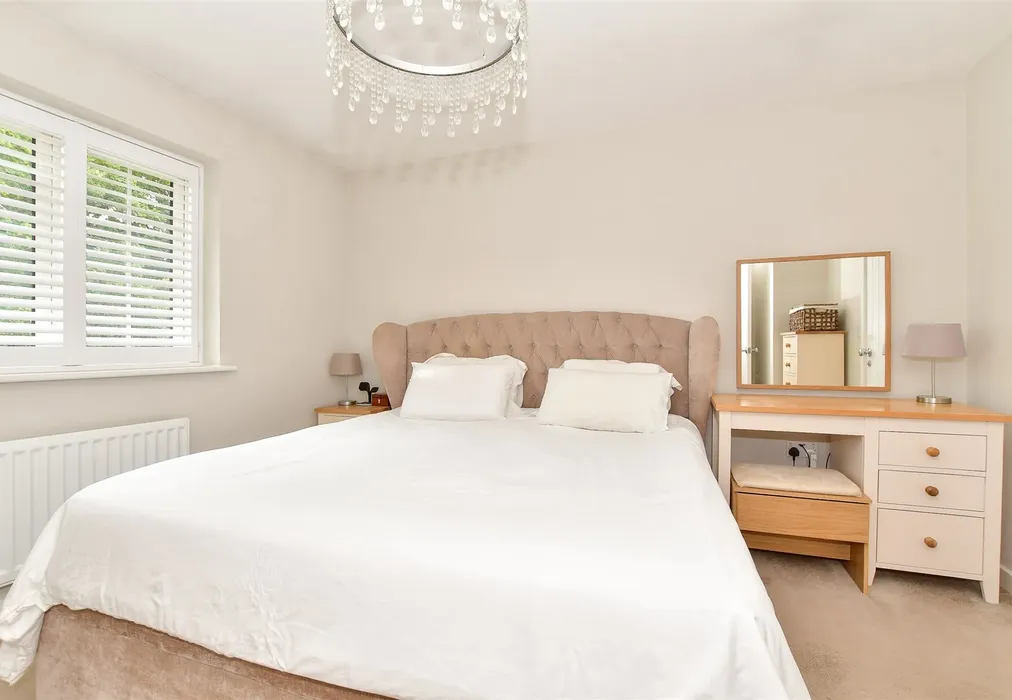 Bedroom 1 - The Weavers, Headcorn, Ashford, Kent - Wards of Kent