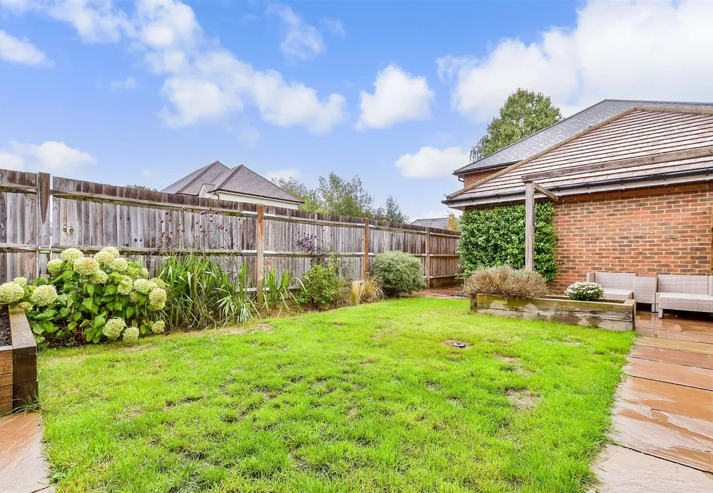 Rear Garden - The Weavers, Headcorn, Ashford, Kent - Wards of Kent