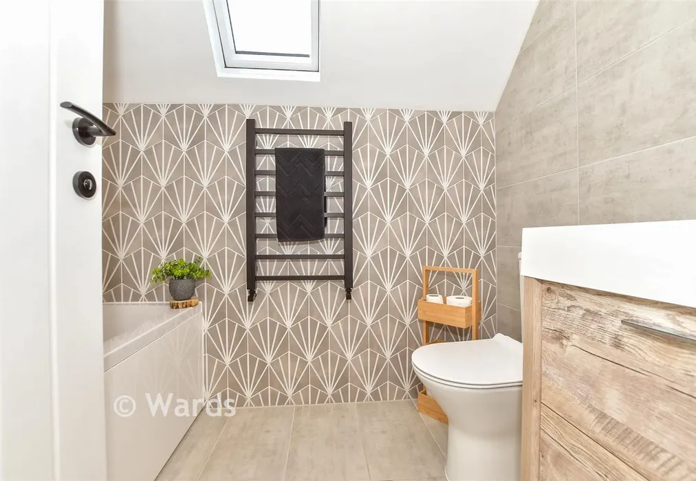 Bathroom - Victoria Road, Littlestone, Kent - Wards of Kent