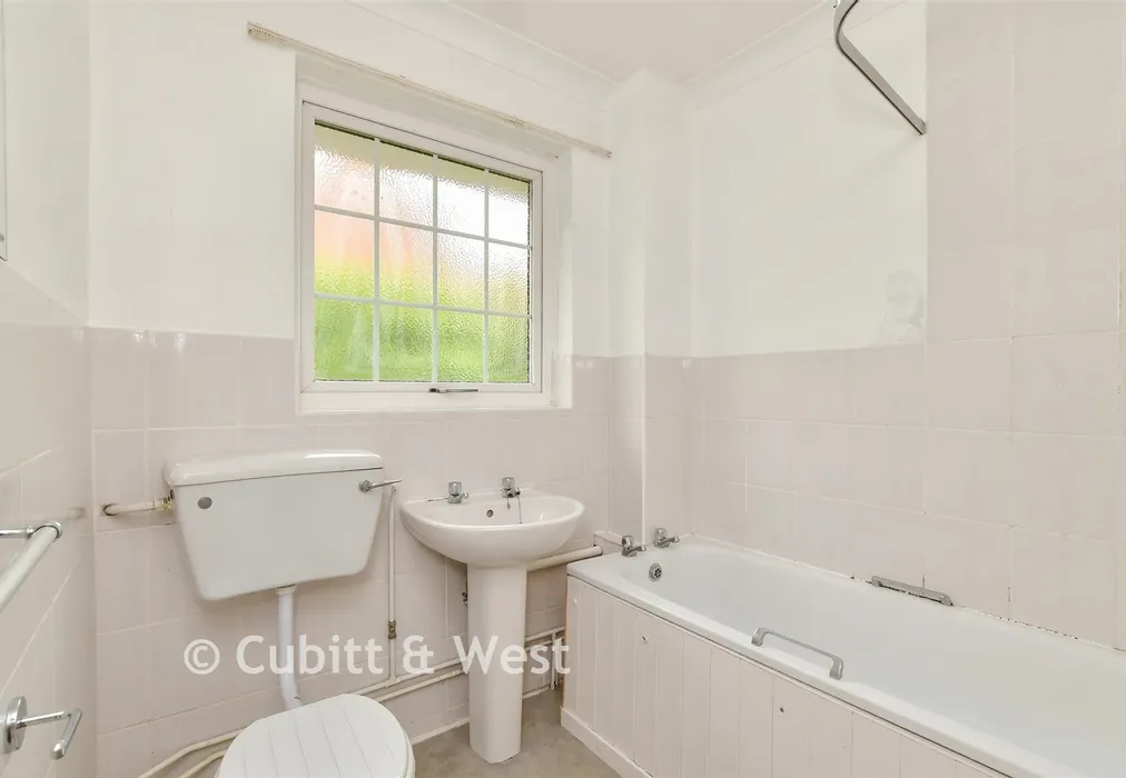 Bathroom - Elm Grove, Lewes, East Sussex - Wards of Kent