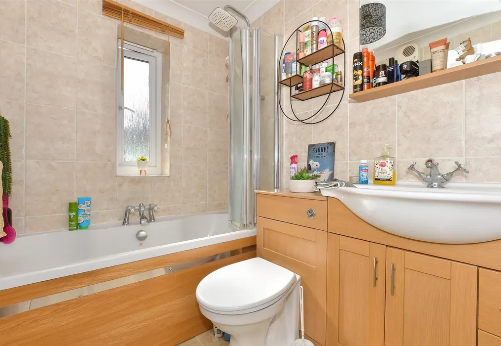 En-Suite Bathroom - Aberdeen Close, Upstreet, Canterbury, Kent - Wards of Kent