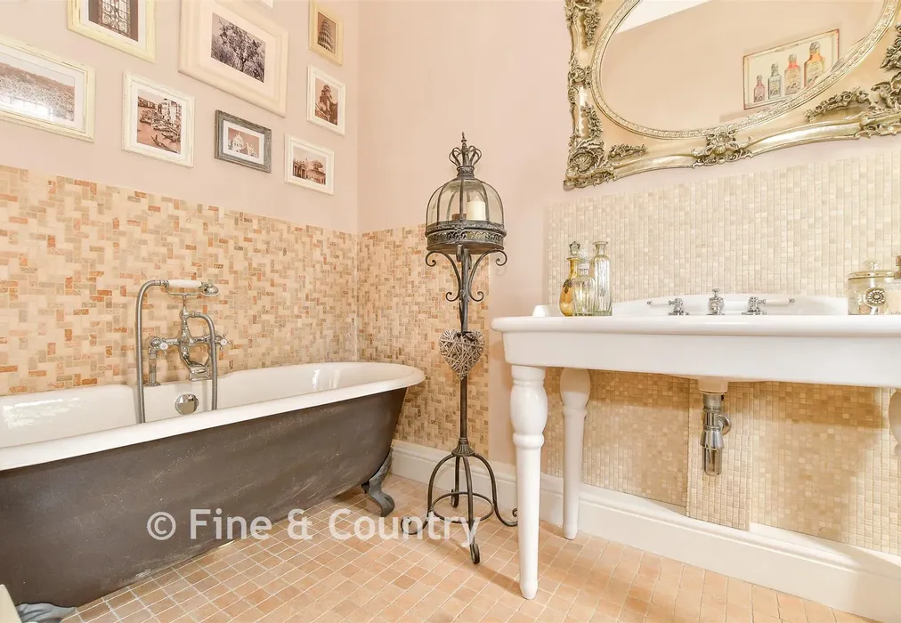 En-Suite Bathroom - North Frith Park, Hadlow, Tonbridge, Kent - Wards of Kent