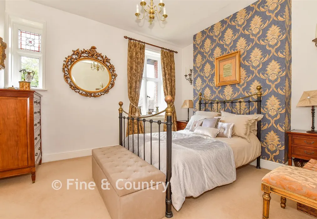 Bedroom 1 - North Frith Park, Hadlow, Tonbridge, Kent - Wards of Kent