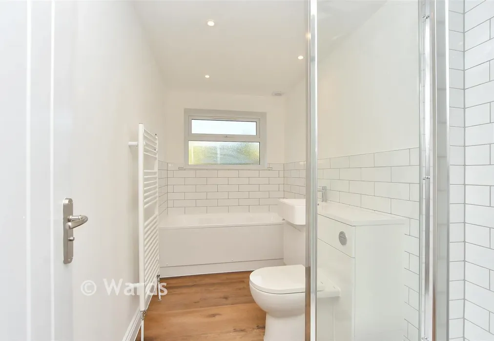 Bathroom - Poplar View, Boughton, Faversham, Kent - Wards of Kent