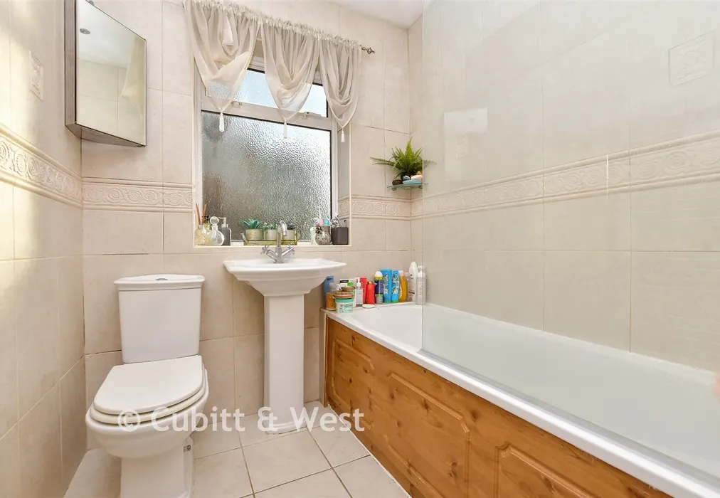 Bathroom - Barmouth Road, Shirley, Croydon, Surrey - Wards of Kent