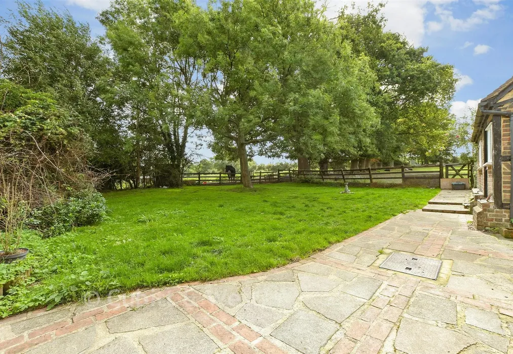 Rear Garden - Moats Lane, South Nutfield, Redhill, Surrey - Wards of Kent