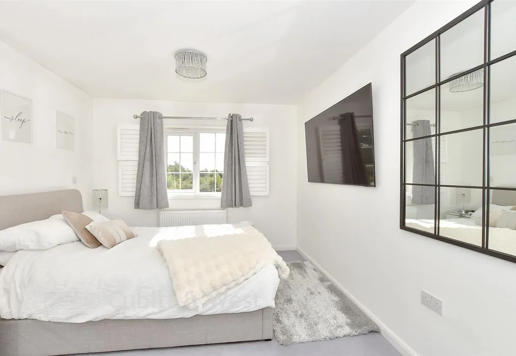 Bedroom 1 - Ledger Gardens, Reigate, Surrey - Wards of Kent