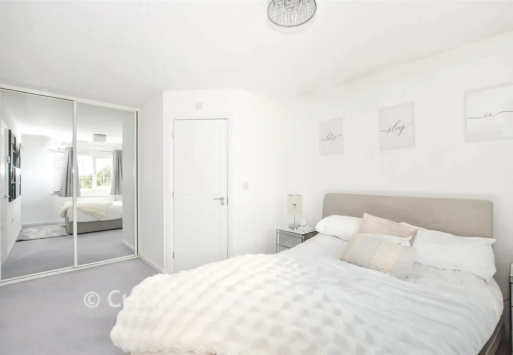 Bedroom 1 - Ledger Gardens, Reigate, Surrey - Wards of Kent