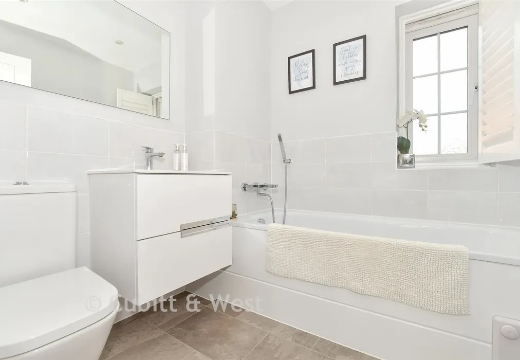 Bathroom - Ledger Gardens, Reigate, Surrey - Wards of Kent