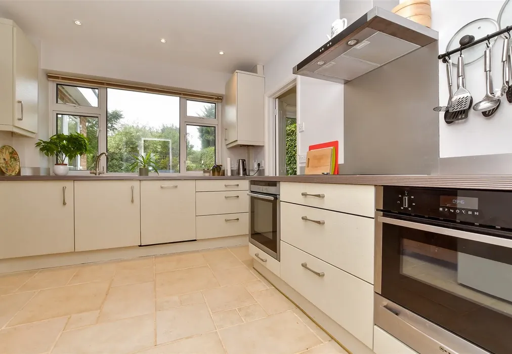 Kitchen - Cobham Road, Fetcham, Leatherhead, Surrey - Wards of Kent