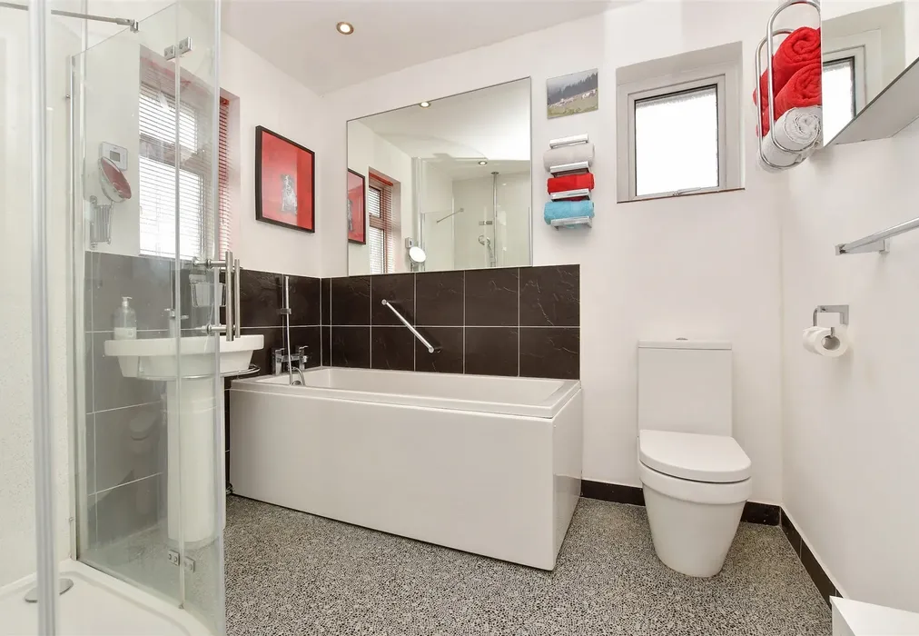 Bathroom - Cobham Road, Fetcham, Leatherhead, Surrey - Wards of Kent