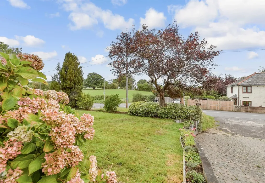 Front Garden - Cobham Road, Fetcham, Leatherhead, Surrey - Wards of Kent