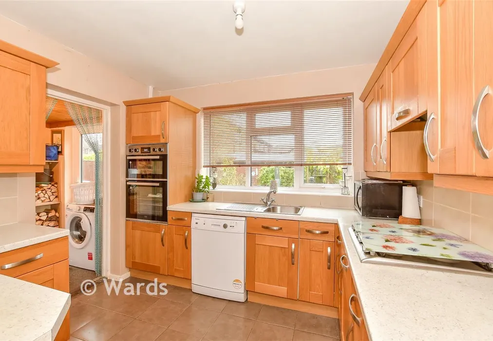 Kitchen - Craythorne Close, New Romney, Kent - Wards of Kent