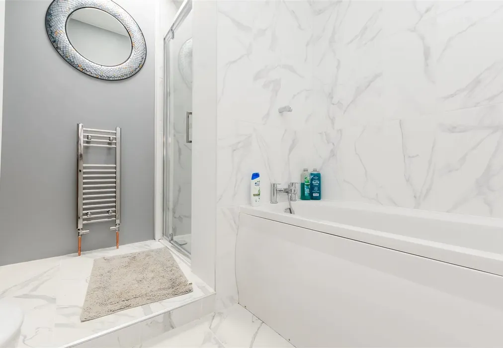 Bathroom - Hever Avenue, West Kingsdown, Sevenoaks, Kent - Wards of Kent