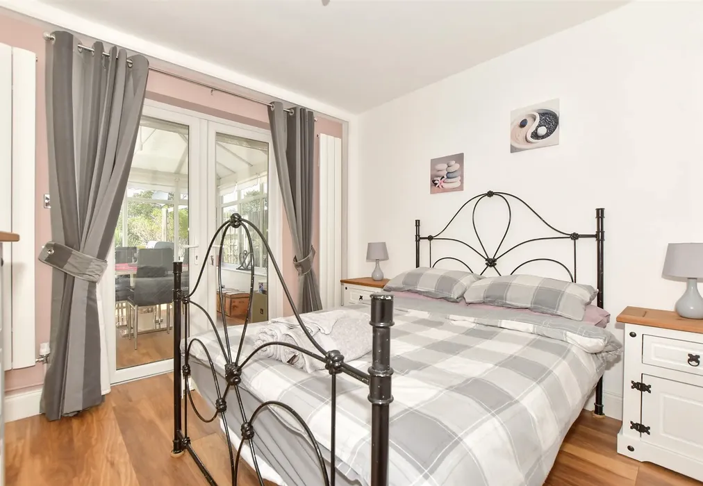 Bedroom 2 - The Parade, Greatstone, Kent - Wards of Kent