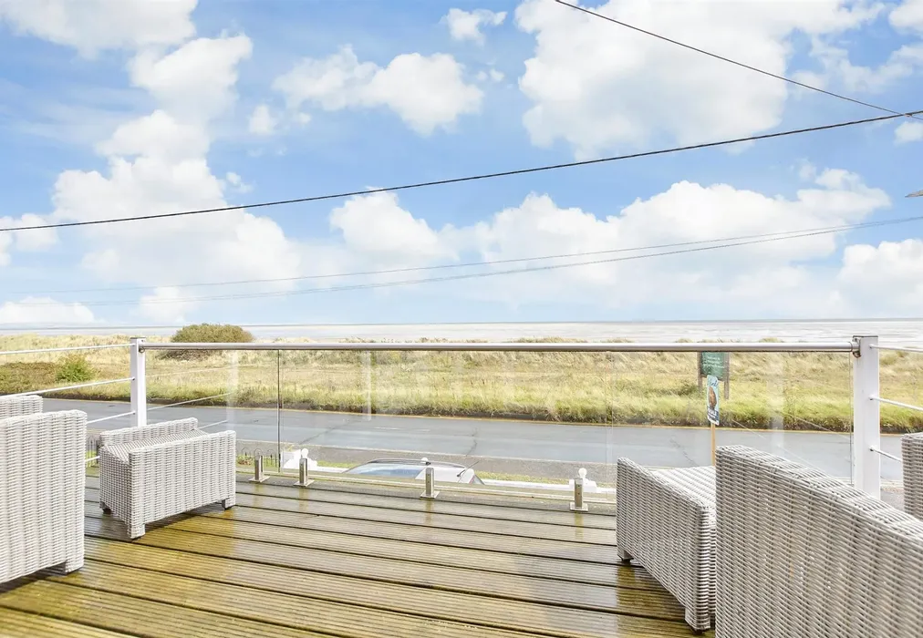 Balcony / Terrace - The Parade, Greatstone, Kent - Wards of Kent