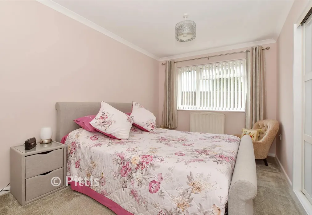 Bedroom 1 - Greenways, Cowes, Isle of Wight - Wards of Kent