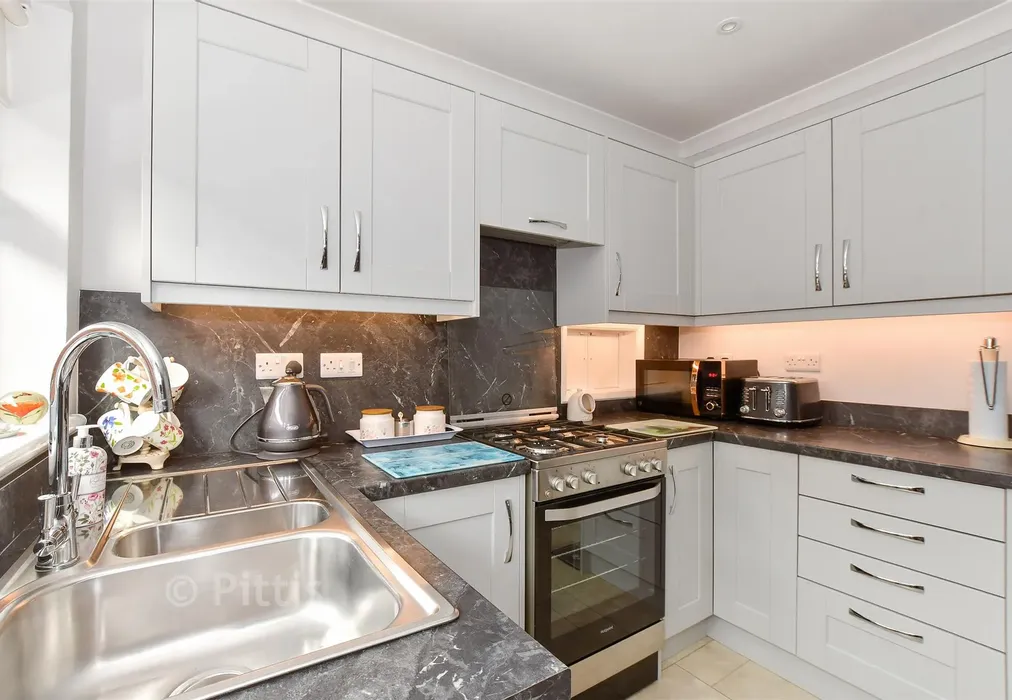 Kitchen - Greenways, Cowes, Isle of Wight - Wards of Kent