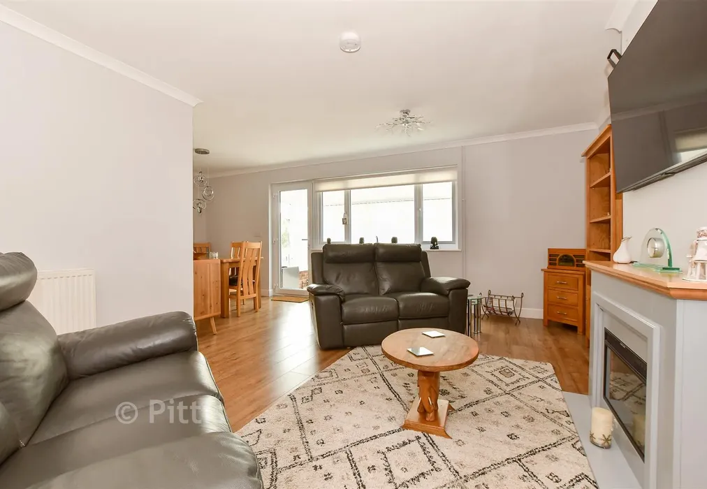 Lounge/Dining Room - Greenways, Cowes, Isle of Wight - Wards of Kent