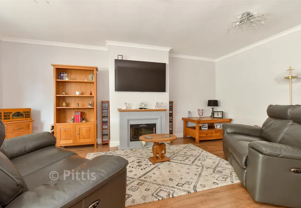 Lounge/Dining Room - Greenways, Cowes, Isle of Wight - Wards of Kent