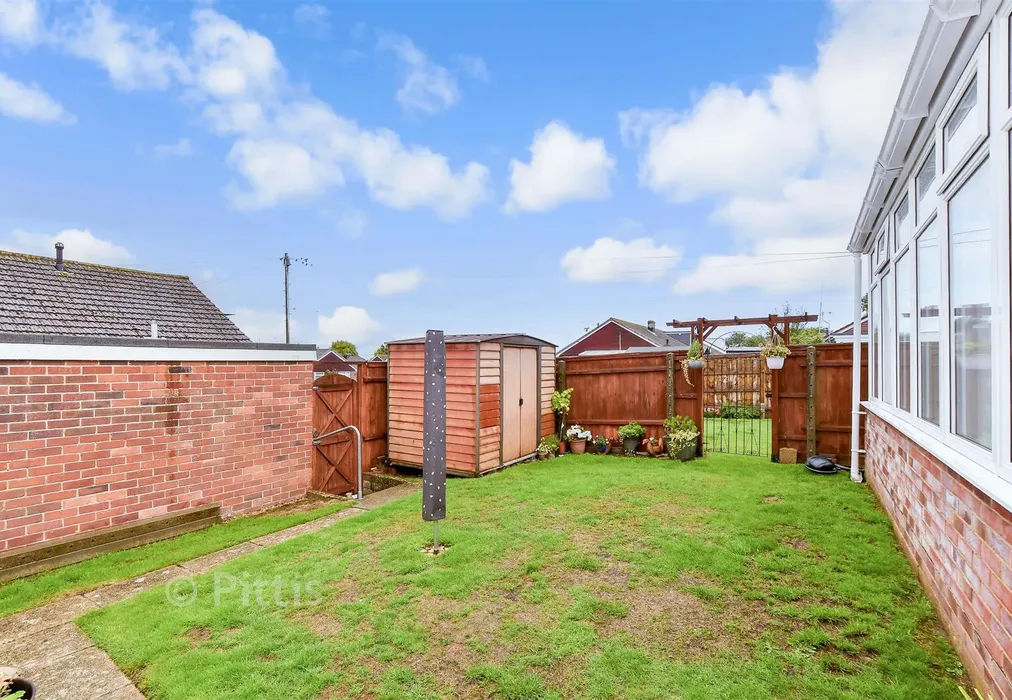 Rear Garden - Greenways, Cowes, Isle of Wight - Wards of Kent