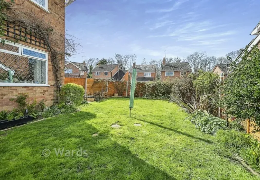 Garden 2 - Graveney Close, Cliffe Woods, Rochester, Kent - Wards of Kent