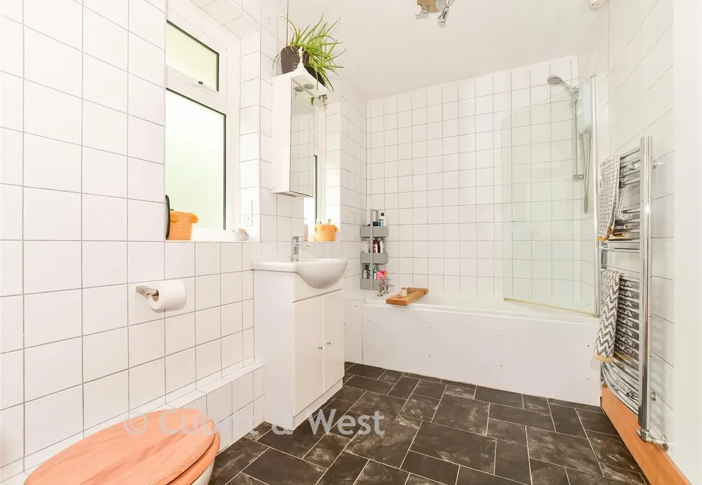 Bathroom - Milton Road, Caterham, Surrey - Wards of Kent