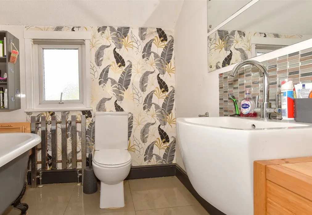 Bathroom - Ewart Road, Chatham, Kent - Wards of Kent