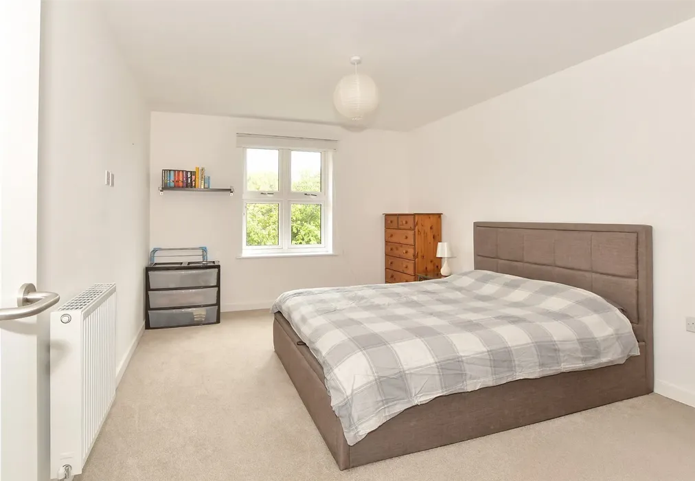 Bedroom 1 - Bramley Vale, Cranleigh, Surrey - Wards of Kent