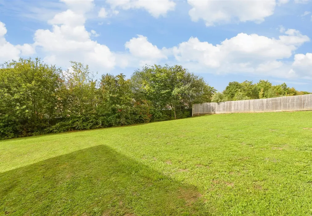 Communal Gardens - Bramley Vale, Cranleigh, Surrey - Wards of Kent
