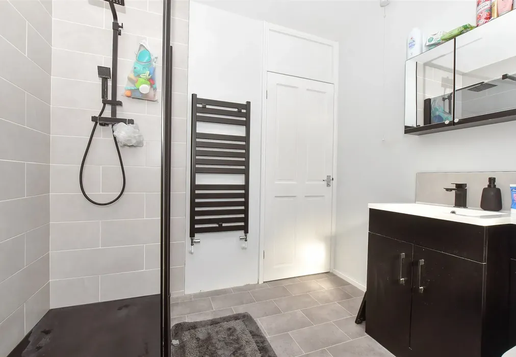Shower Room - Redsull Avenue, Deal, Kent - Wards of Kent