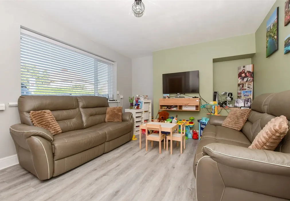 Lounge - Redsull Avenue, Deal, Kent - Wards of Kent