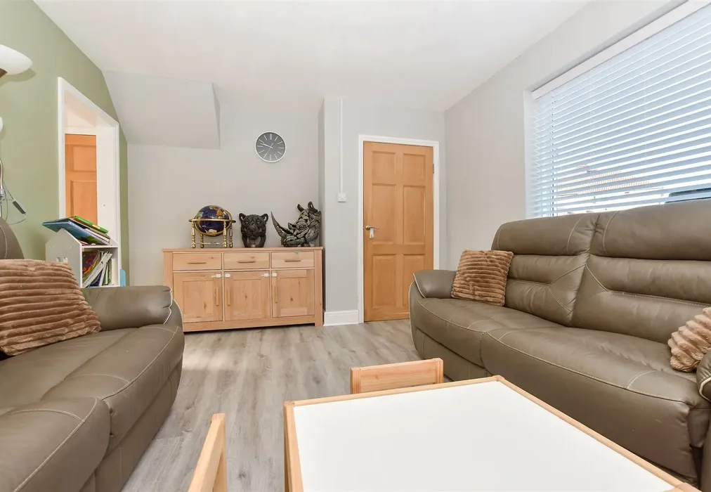 Lounge - Redsull Avenue, Deal, Kent - Wards of Kent