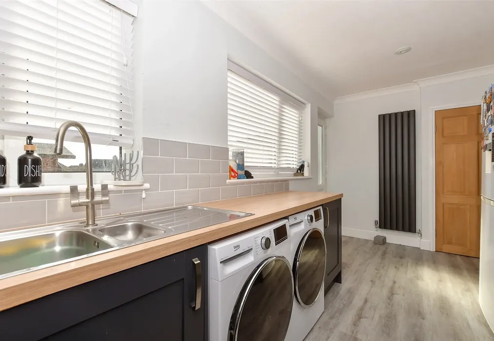 Kitchen - Redsull Avenue, Deal, Kent - Wards of Kent