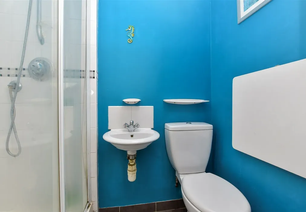 Shower Room - Sole Farm Avenue, Bookham, Leatherhead, Surrey - Wards of Kent