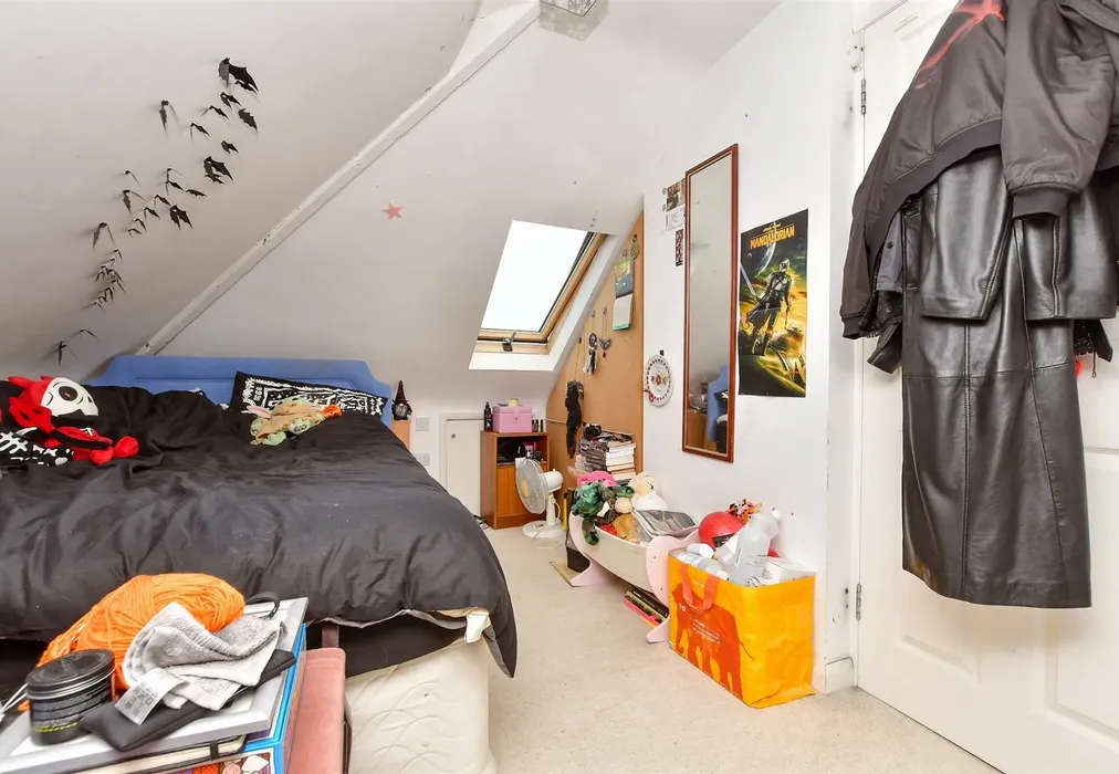 Bedroom 1 - Sole Farm Avenue, Bookham, Leatherhead, Surrey - Wards of Kent