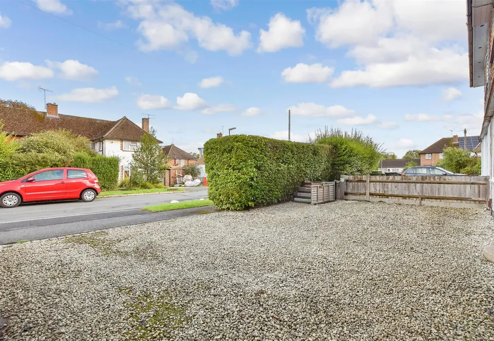 Driveway/Parking - Sole Farm Avenue, Bookham, Leatherhead, Surrey - Wards of Kent