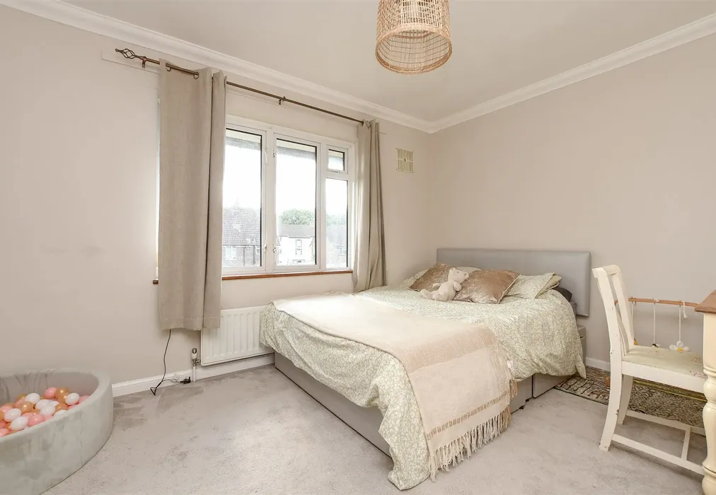 Bedroom 1 - Horsecroft, Banstead, Surrey - Wards of Kent