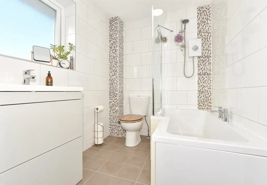 Bathroom - Downs Road, Folkestone, Kent - Wards of Kent