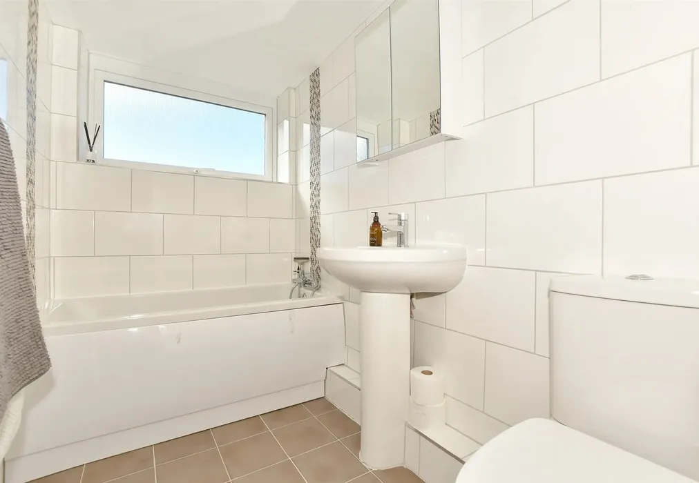 Bathroom - Downs Road, Folkestone, Kent - Wards of Kent
