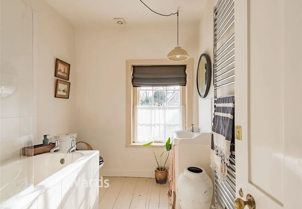 Bathroom - Fairfield Road, New Romney, Kent - Wards of Kent