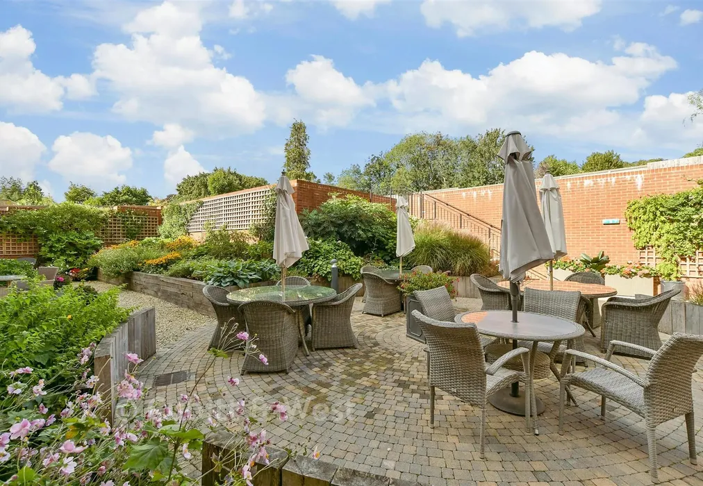 Communal Gardens - Outwood Lane, Chipstead, Surrey - Wards of Kent
