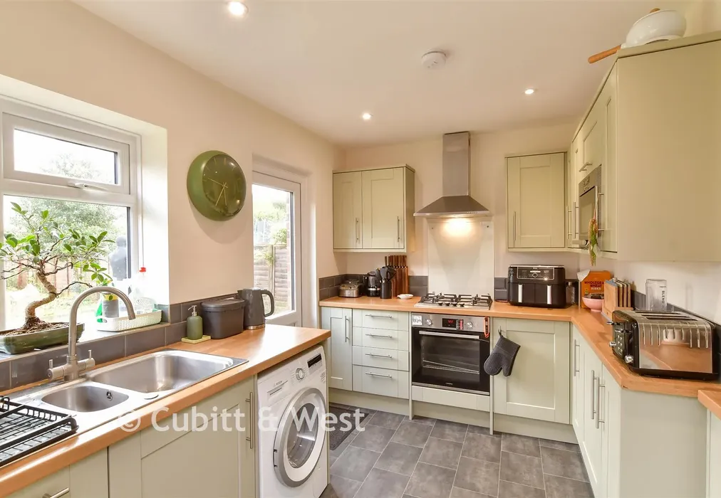 Kitchen - Middle Road, Shoreham-By-Sea, West Sussex - Wards of Kent