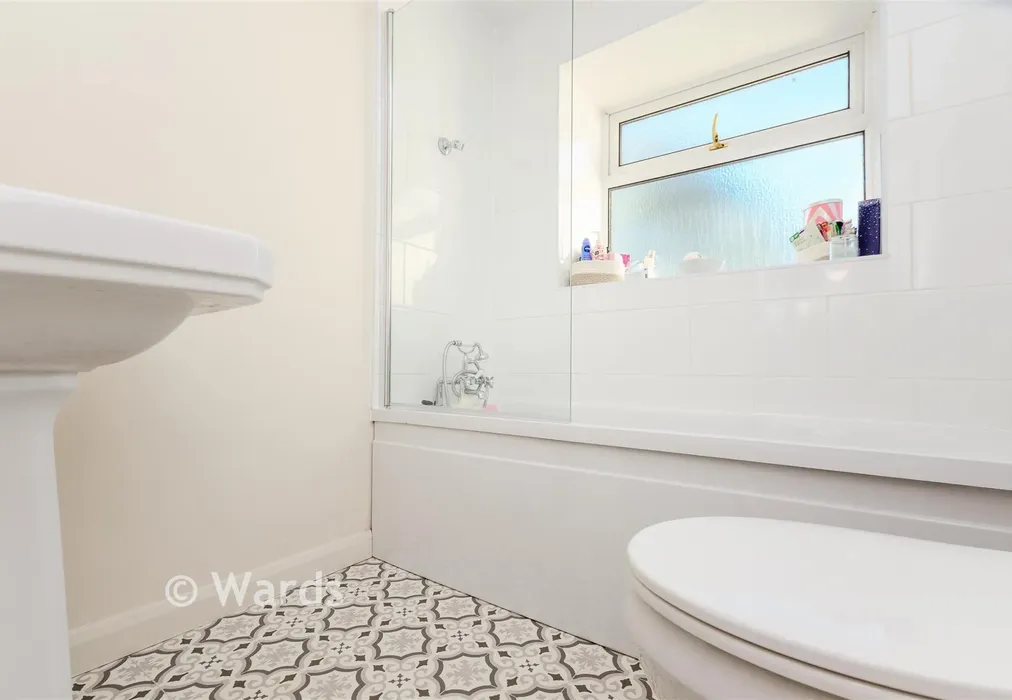 Bathroom - Barr Road, Gravesend, Kent - Wards of Kent
