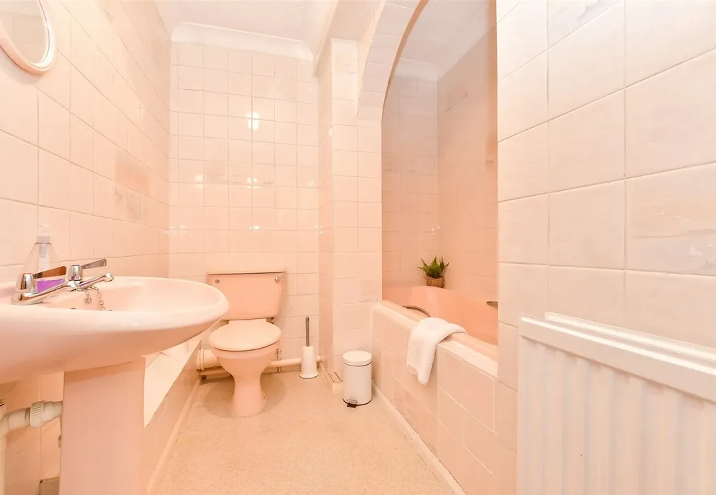 Bathroom - Claremont Road, Deal, Kent - Wards of Kent