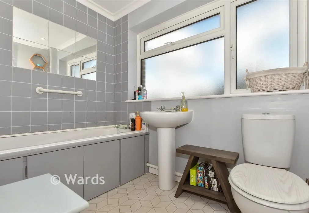 Bathroom - Broomshaw Road, Barming, Kent - Wards of Kent
