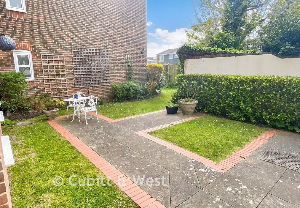 Patio Area - Norfolk Road, Littlehampton, West Sussex - Wards of Kent