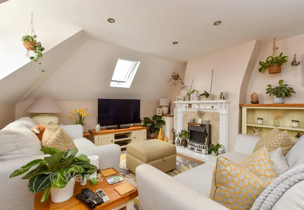 Lounge - High Street, Hythe, Kent - Wards of Kent